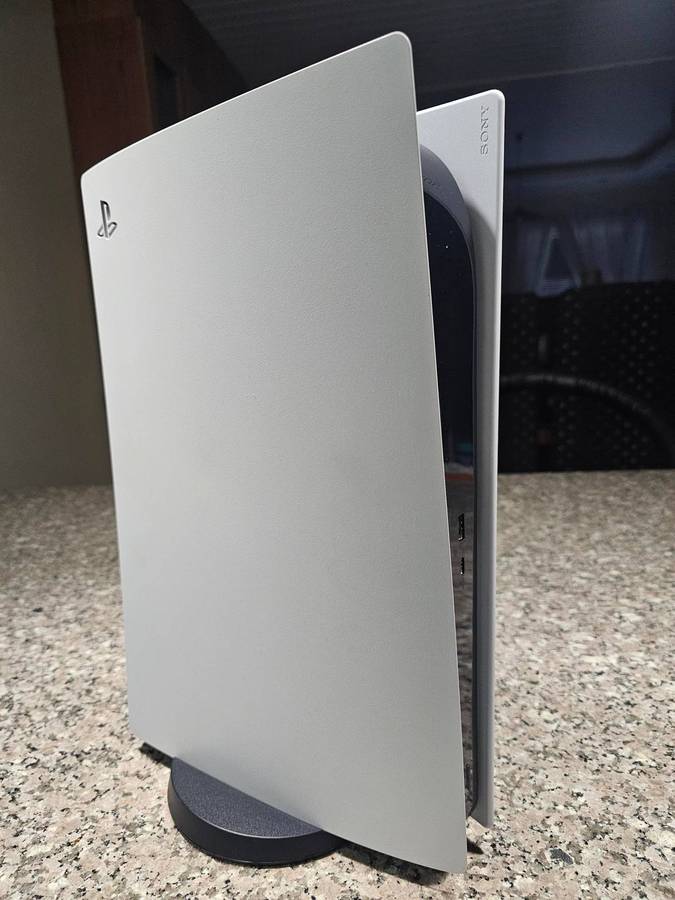 PlayStation 5 Digital Edition Console - 2x controllers and cables