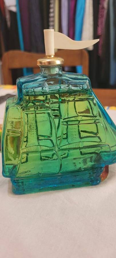 A FANTASTIC VINTAGE "OLD SPICE" "SHIPS DECANTER" AFTER SHAVE LOTION COLLECTABLE BOTTLE - Still full