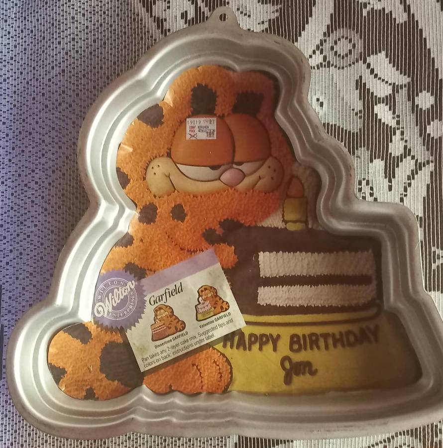 Wilton 1987 Garfield Double Layer Cake Pan With Re-Useable Garfield Hard Plastic Face