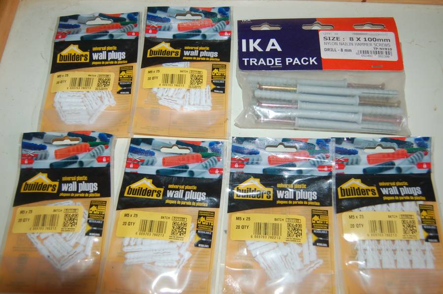 PACK OF ASSORTED BUILDERS WALL PLUGS AND IKA PACK OF 8MM X 100MM 6PCS PLUG AND SCREWS