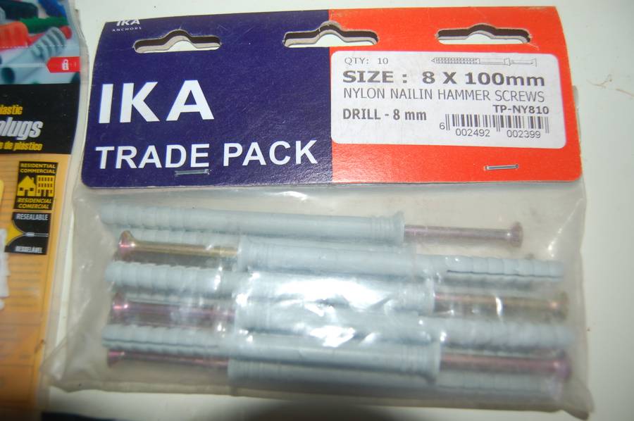 PACK OF ASSORTED BUILDERS WALL PLUGS AND IKA PACK OF 8MM X 100MM 6PCS PLUG AND SCREWS