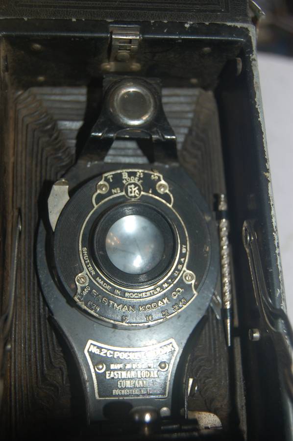 IN 5/10 CONDITION THIS KODAK MODEL 2C CAMERA WITH BELLOW LENS. APPROX 1927 AND US MADE