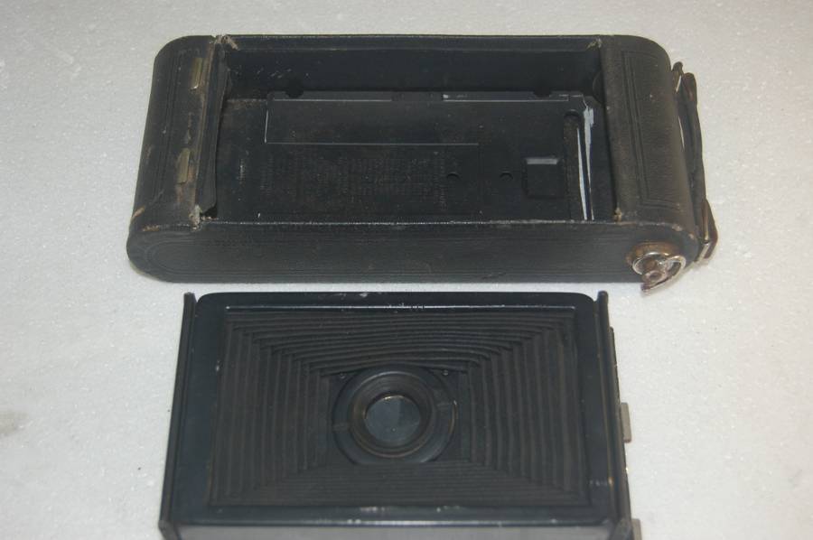 IN 5/10 CONDITION THIS KODAK MODEL 2C CAMERA WITH BELLOW LENS. APPROX 1927 AND US MADE