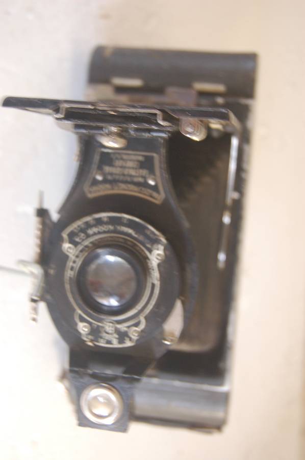 IN 5/10 CONDITION THIS KODAK MODEL 2C CAMERA WITH BELLOW LENS. APPROX 1927 AND US MADE