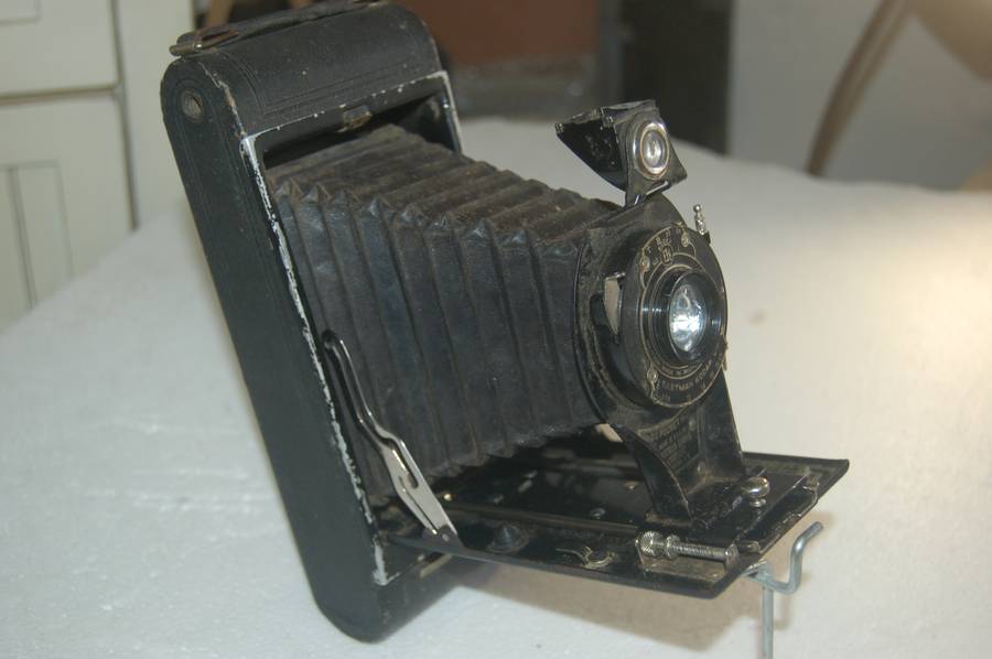 IN 5/10 CONDITION THIS KODAK MODEL 2C CAMERA WITH BELLOW LENS. APPROX 1927 AND US MADE