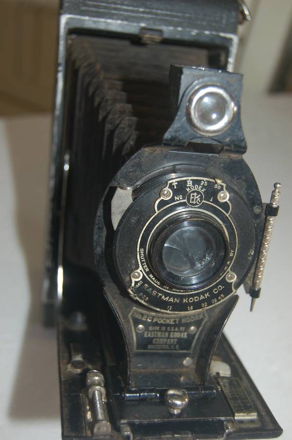 IN 5/10 CONDITION THIS KODAK MODEL 2C CAMERA WITH BELLOW LENS. APPROX 1927 AND US MADE