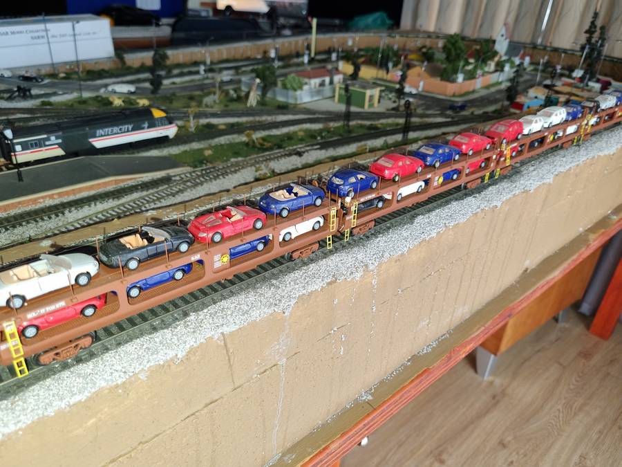 HO Scale model Car Carrier set with 8 assorted cars per carriage.