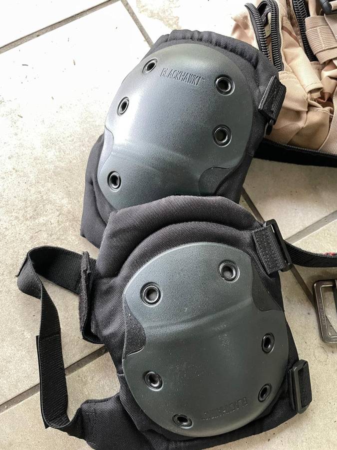 Shooting kit : Blackhawk Knee &Elbow Guards plus Blackhawk belt and Shoulder Utility Bag