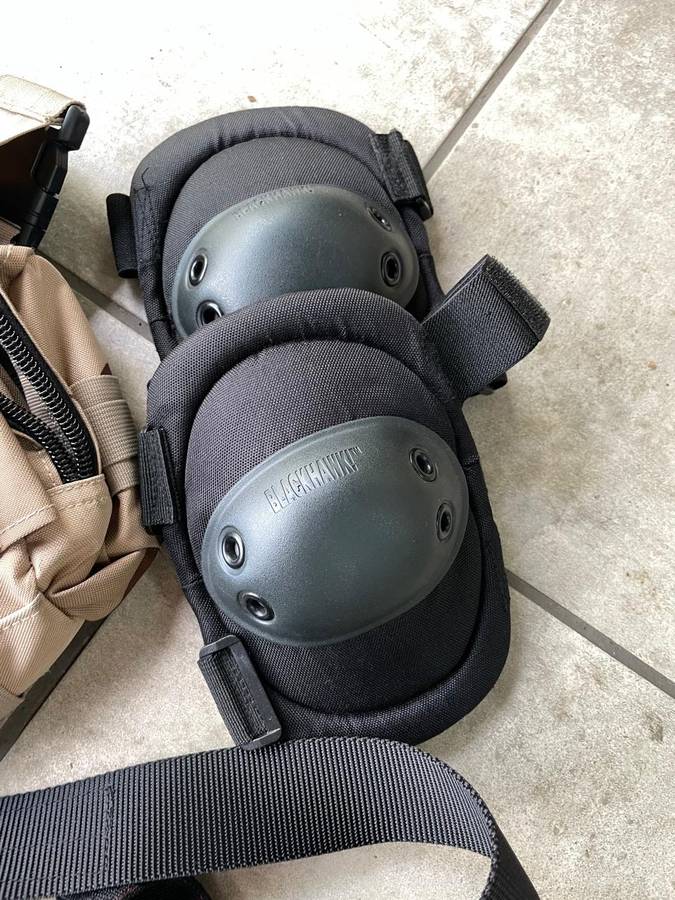 Shooting kit : Blackhawk Knee &Elbow Guards plus Blackhawk belt and Shoulder Utility Bag