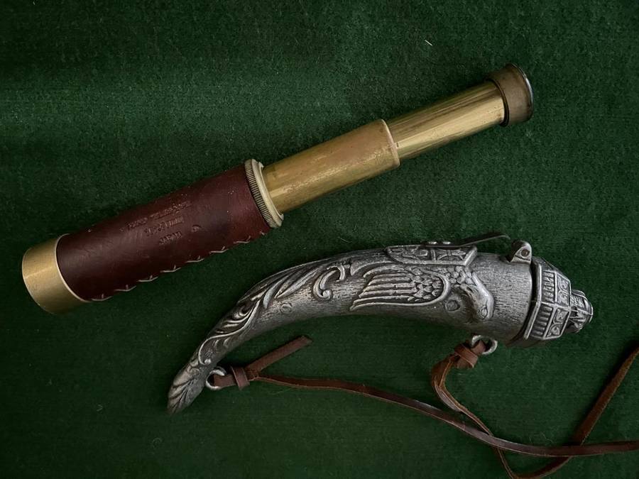 Bar Display items : beautiful vintage style display items - lead powder horn and old scope