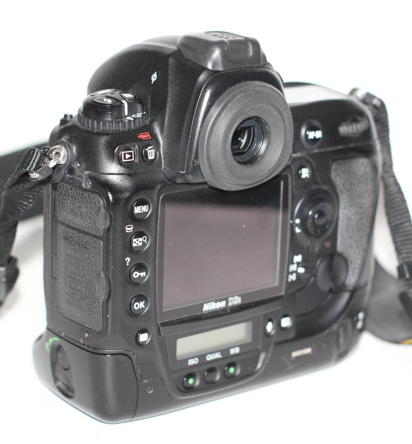 Nikon D3S 12.1 MP CMOS Digital SLR Camera with 3.0-Inch LCD and 24fps 720p HD Video Capability (Body