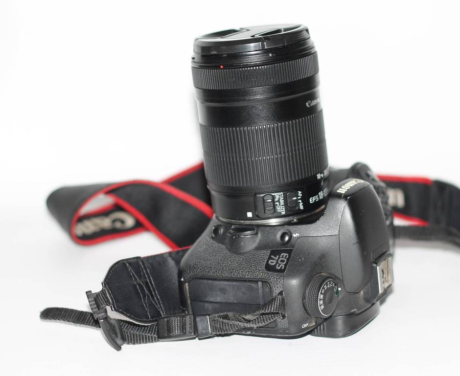 Canon 7D 18MP PROFESSIONAL Digital SLR Camera , With Canon EF-S 18-135mm f/3.5-5.6 IS Lens