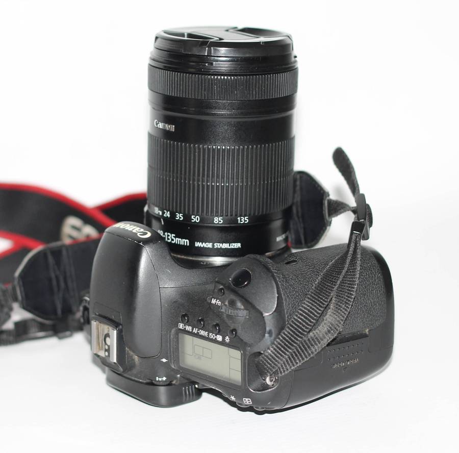 Canon 7D 18MP PROFESSIONAL Digital SLR Camera , With Canon EF-S 18-135mm f/3.5-5.6 IS Lens