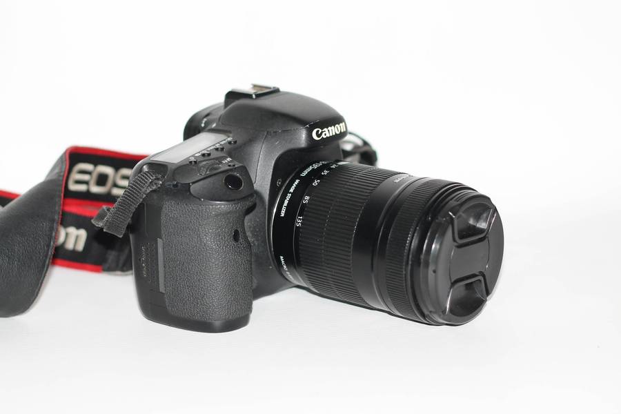 Canon 7D 18MP PROFESSIONAL Digital SLR Camera , With Canon EF-S 18-135mm f/3.5-5.6 IS Lens
