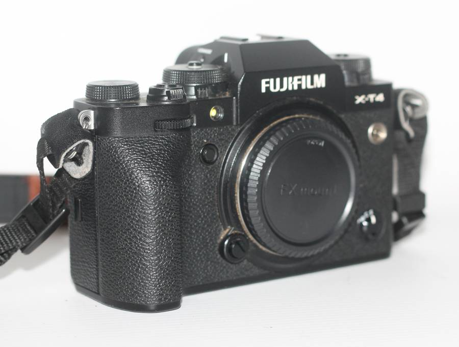 Fujifilm X-T4 Mirrorless Digital Camera (Black) (Body Only) Low Shutter count 2150