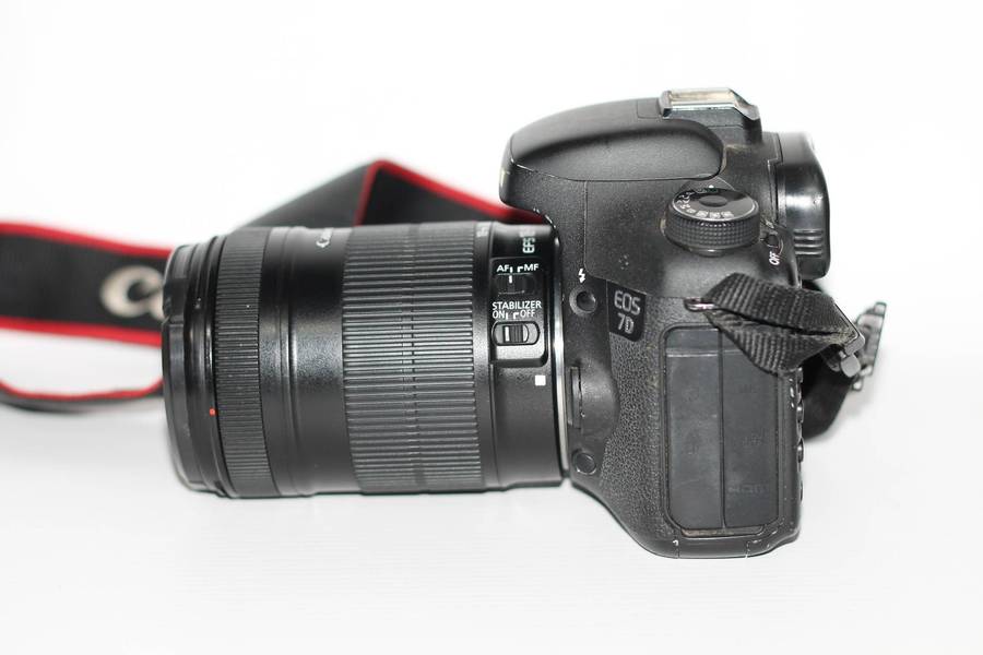 Canon 7D 18MP PROFESSIONAL Digital SLR Camera , With Canon EF-S 18-135mm f/3.5-5.6 IS Lens