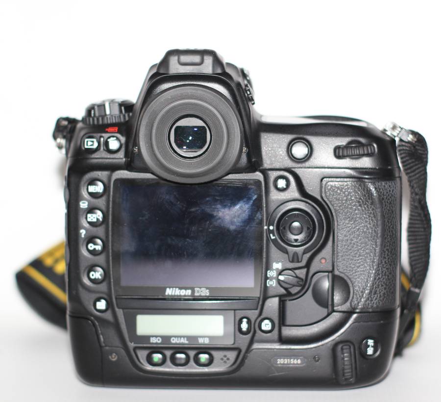 Nikon D3S 12.1 MP CMOS Digital SLR Camera with 3.0-Inch LCD and 24fps 720p HD Video Capability (Body