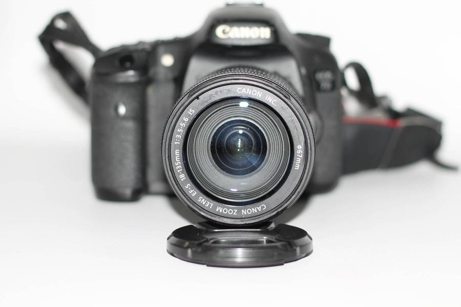 Canon 7D 18MP PROFESSIONAL Digital SLR Camera , With Canon EF-S 18-135mm f/3.5-5.6 IS Lens