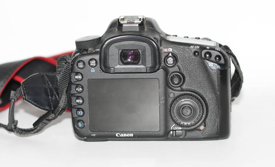 Canon 7D 18MP PROFESSIONAL Digital SLR Camera , With Canon EF-S 18-135mm f/3.5-5.6 IS Lens