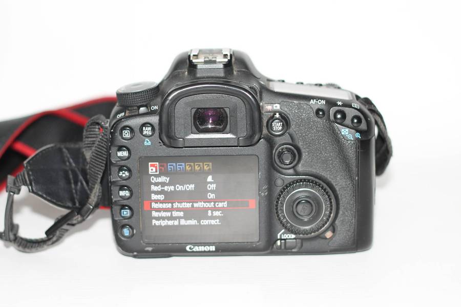 Canon 7D 18MP PROFESSIONAL Digital SLR Camera , With Canon EF-S 18-135mm f/3.5-5.6 IS Lens