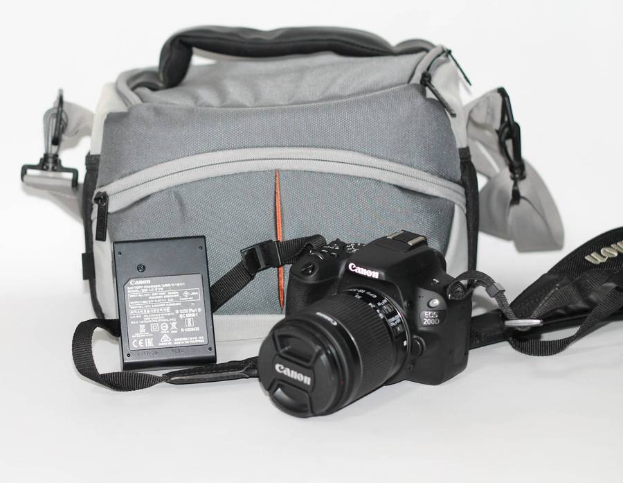 Canon EOS 200D DSLR with 18-55mm f/1.4-5.6 IS STM Lens EXCELLENT CONDITION