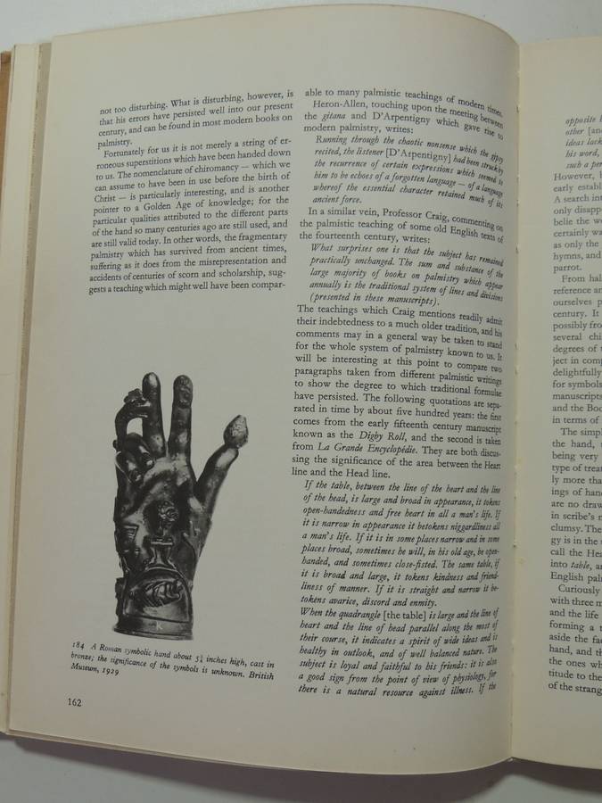 The Book Of The Hand: An Illustrated History Of Palmistry - Fred Gettings  1965