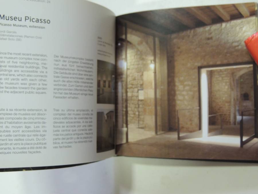 Barcelona: Architecture & Design- ed Sabina Marreiros