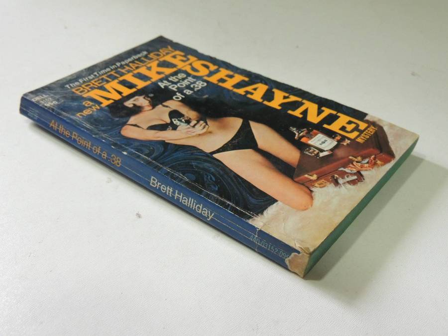 A Mike Shayne Mystery: At The Point Of A .38 - Brett Halliday