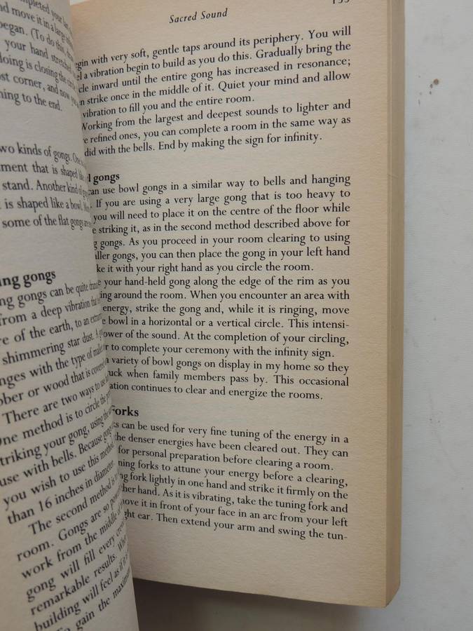 Sacred Space: Clearing And Enhancing The Energy Of Your Home - Denise Linn