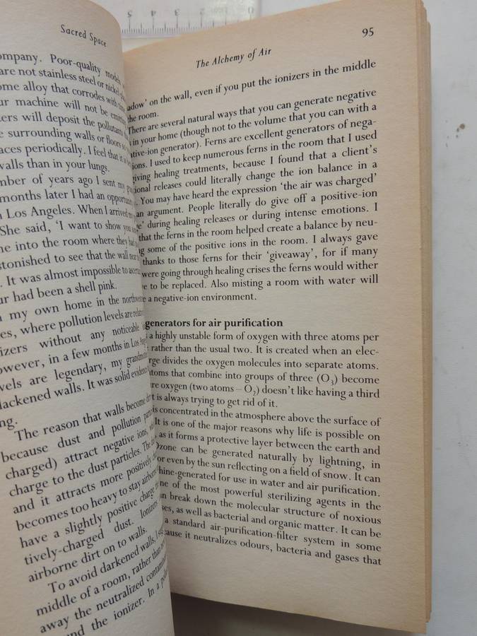 Sacred Space: Clearing And Enhancing The Energy Of Your Home - Denise Linn