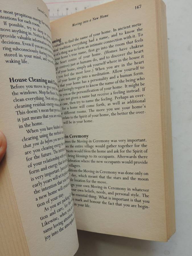 Sacred Space: Clearing And Enhancing The Energy Of Your Home - Denise Linn