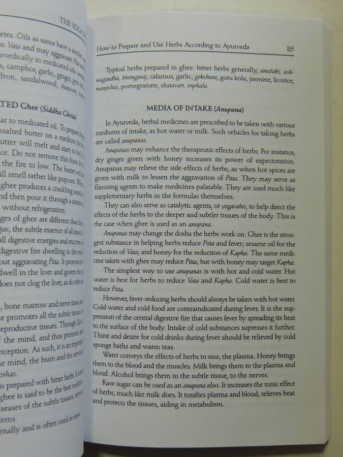 The Yoga Of Herbs: An Ayurvedic Guide To Herbal Medicine - Dr. David Frawley & Dr. Vasant Lad