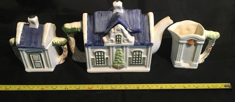 Cape Dutch house design Teapot, creamer and sugar bowl by Country Love