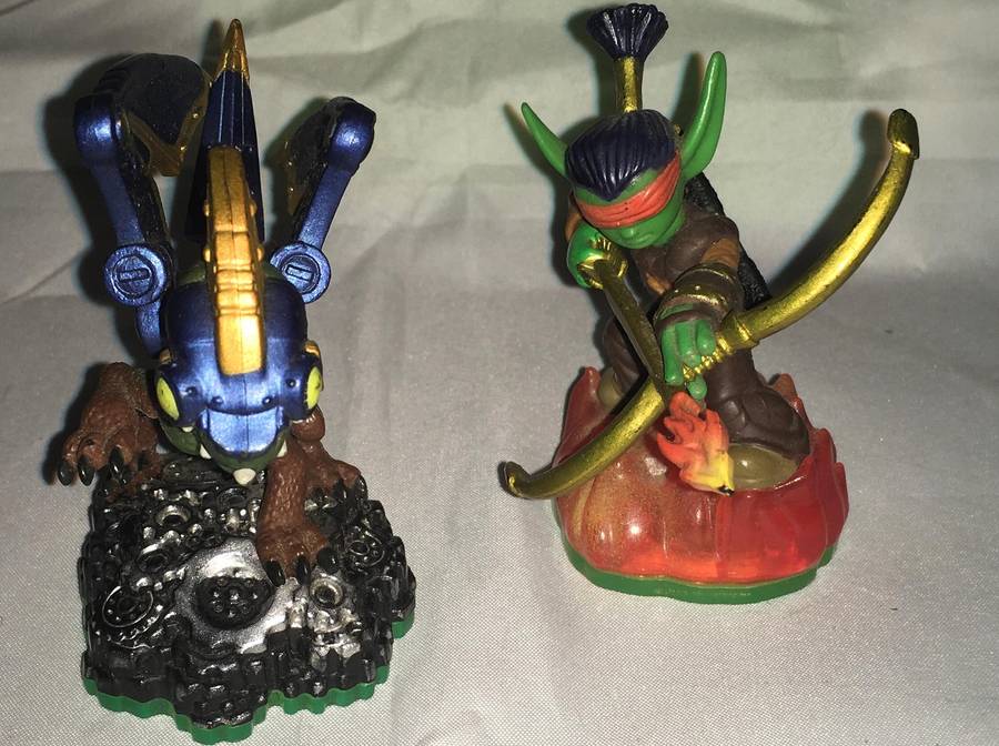 Skylanders Spyros and Flamethrower Adventure Drobots