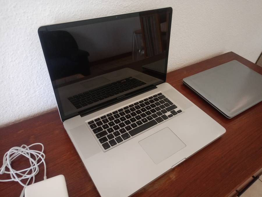 MacBook Pro 17 inch 2011 I7 spares or repair for sale