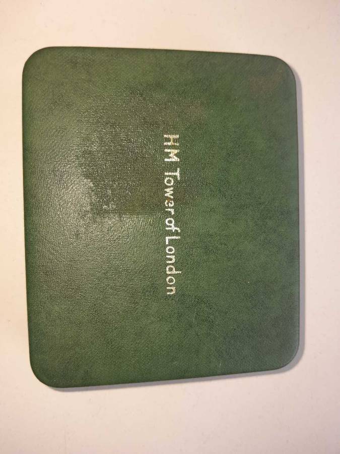 HM Tower of London medelion