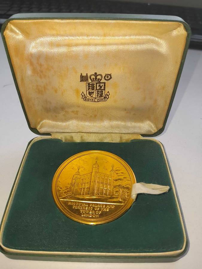 HM Tower of London medelion