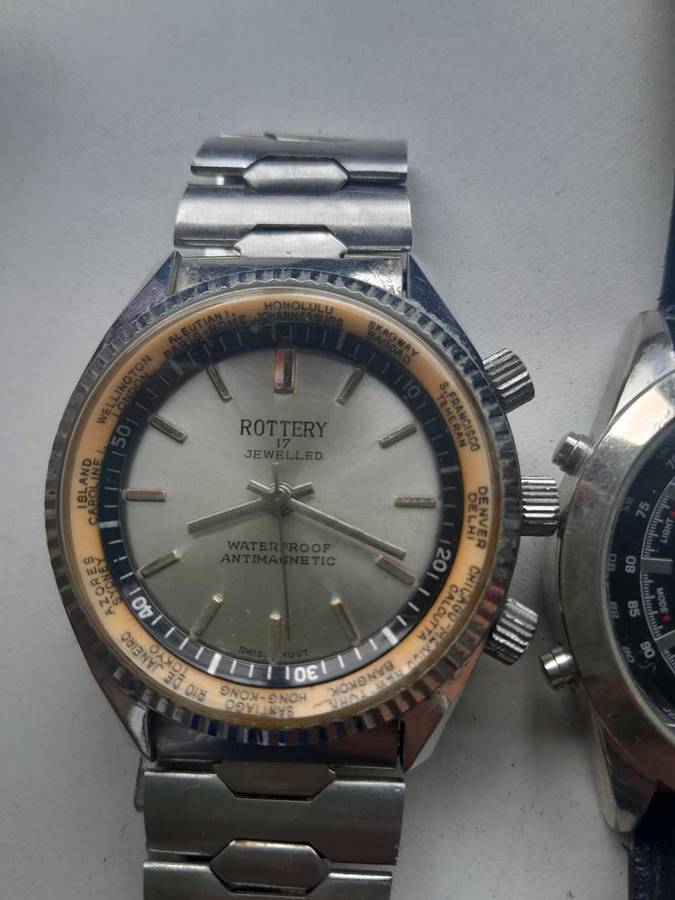 Mix bunch of quarts watches