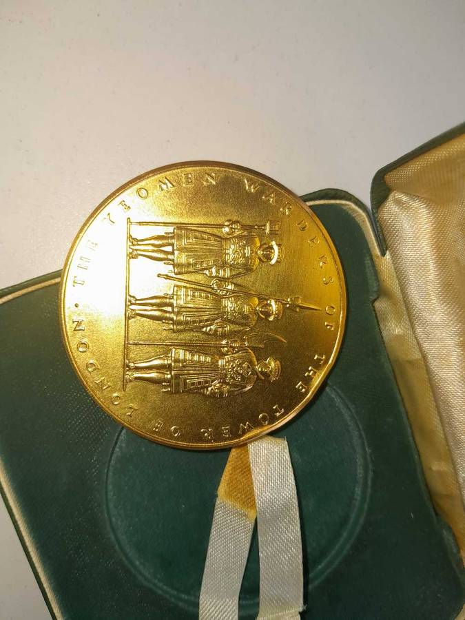 HM Tower of London medelion