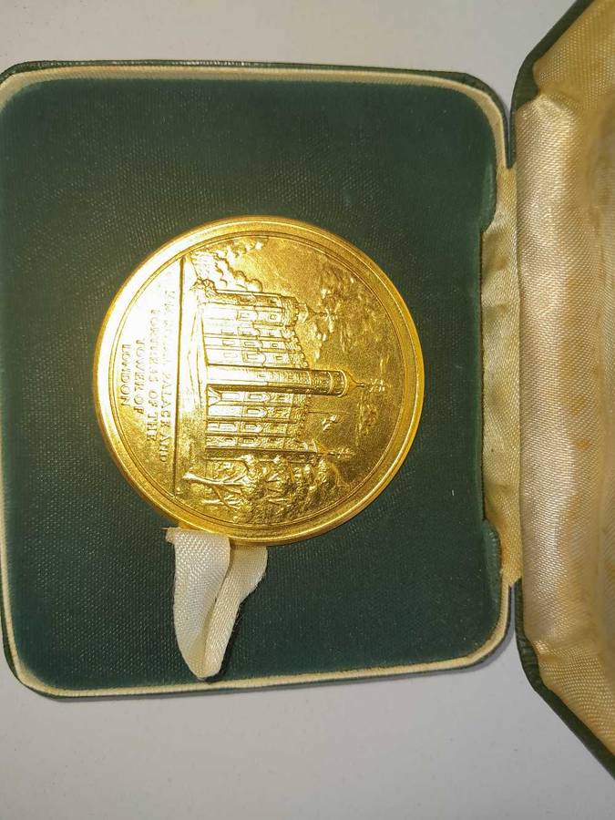 HM Tower of London medelion