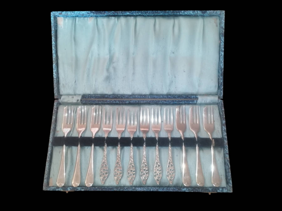 12 Piece Sheffield England Cutlery Set
