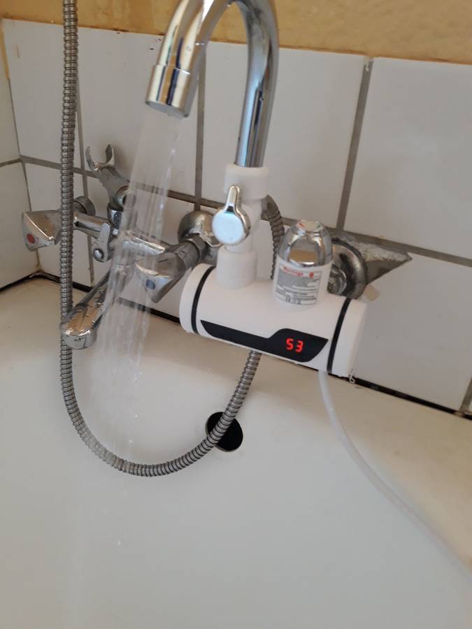 Wall Mount Instant electric heating water faucet & Handheld shower head (metal inlet)