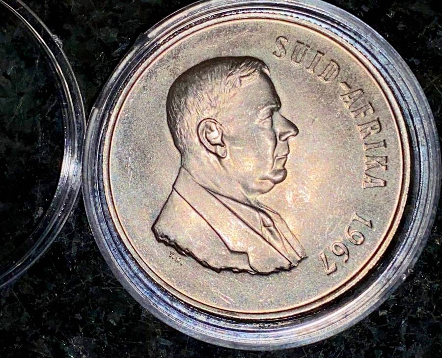 South Africa. Silver R1 -- 1967 Afrikaans good condition in capsule