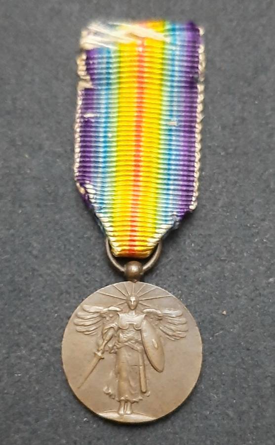 **WW1 : U.S. Victory Miniature Medal w/ Silk Ribbon **