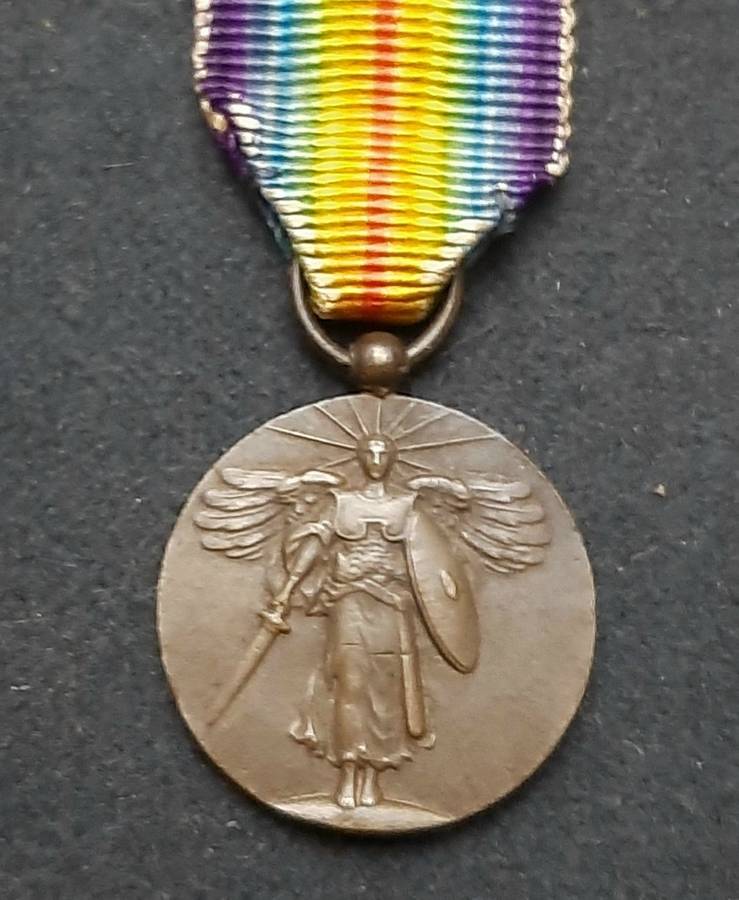 **WW1 : U.S. Victory Miniature Medal w/ Silk Ribbon **