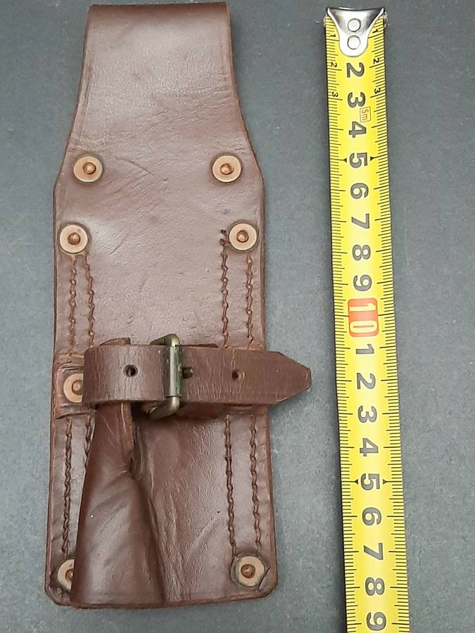 ** 1960s SADF : Early FN FAL Leather Bayonet Frog ( Union Marked).**