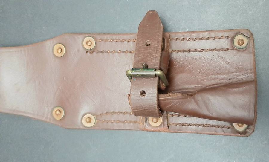 ** 1960s SADF : Early FN FAL Leather Bayonet Frog ( Union Marked).**