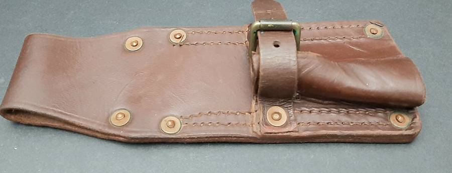 ** 1960s SADF : Early FN FAL Leather Bayonet Frog ( Union Marked).**