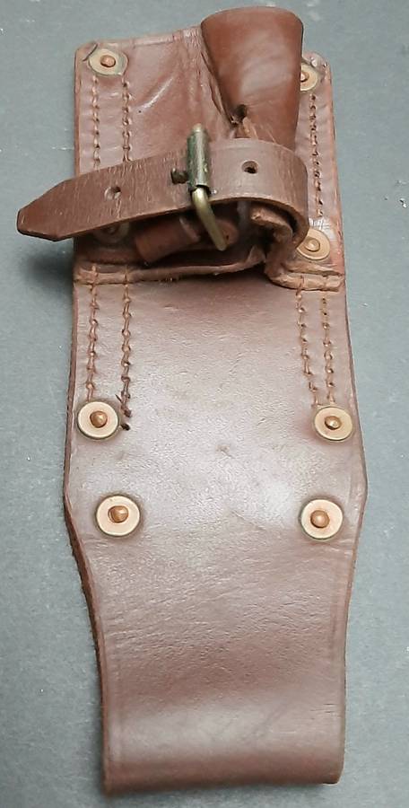 ** 1960s SADF : Early FN FAL Leather Bayonet Frog ( Union Marked).**