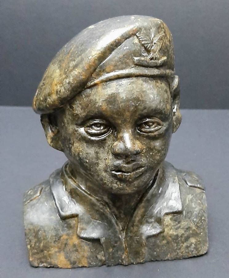 **Rhodesian Bush War: 1970s Rhodesian Army  'Selous Scouts' Carved Soapstone Bust (15cm x 14cm) .**